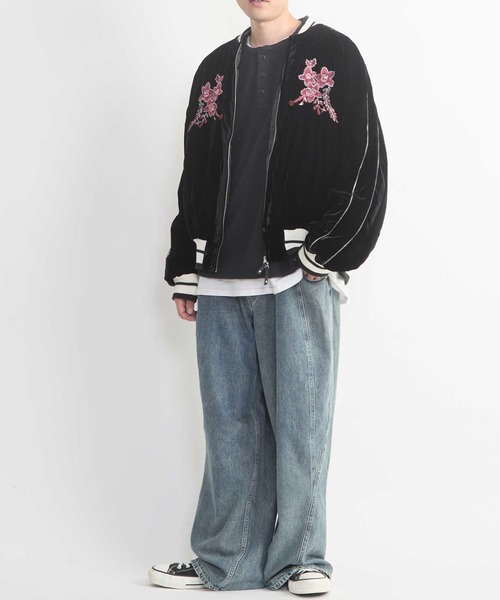 CONVERSE TOKYO（コンバーストウキョウ）の「VELOUR EMBROIDERY SOUVENIR JACKET（ブルゾン・レディース・ブラック/ブラウン/ブルー・FREE）」の4枚目の写真