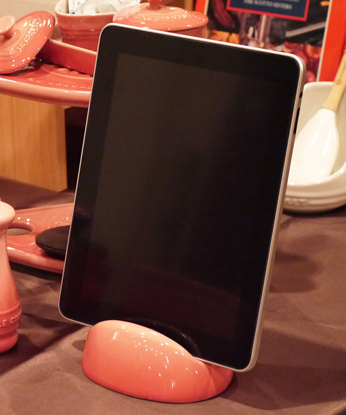 Le Creuset（ルクルーゼ）の「リッド・スタンド（キッチンツール・レディース・チェリーレッド/ホワイト/ピンク系その他・ONE SIZE）」の6枚目の写真