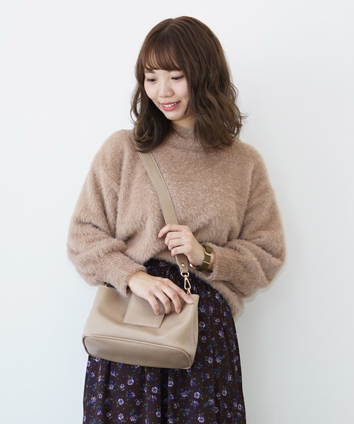 earth music&ecology(アースミュージックアンドエコロジー)の「スクエアショルダーバッグ(ショルダーバッグ・レディース・ライトピンク/ブラウン/グリーン/ブラック/レッド/ベージュ・FREE)」の3枚目の写真