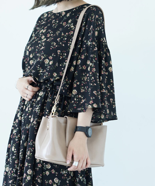 earth music&ecology(アースミュージックアンドエコロジー)の「スクエアショルダーバッグ(ショルダーバッグ・レディース・ライトピンク/ブラウン/グリーン/ブラック/レッド/ベージュ・FREE)」の19枚目の写真