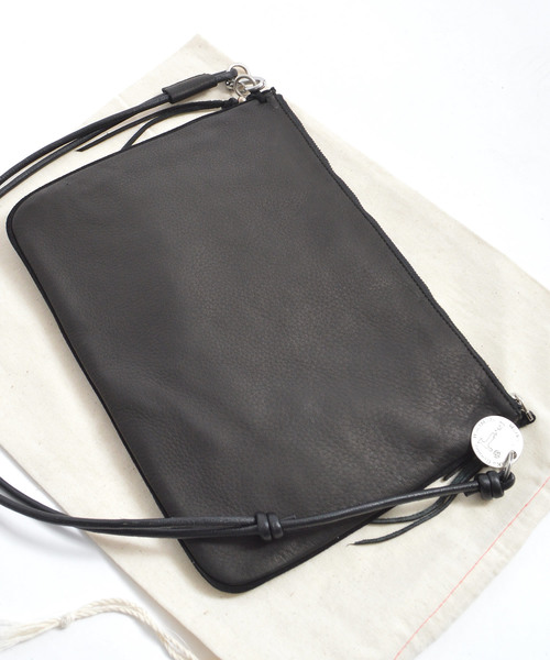 ROOPTOKYO(ループトウキョウ)の「39/サンク DEER LEATHER BAG(ショルダーバッグ・メンズ・ブラック・FREE)」の1枚目の写真