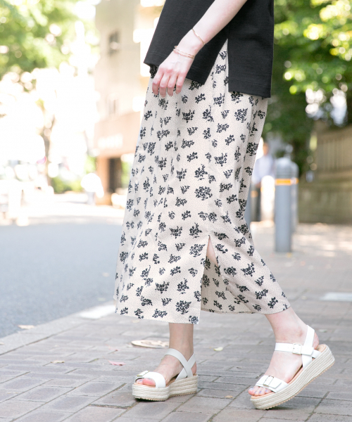 GLOBAL WORK（グローバルワーク）の「アソートガラセミフレアスカート/837953（スカート・レディース・オフホワイト/ホワイト/ブラック/その他・LARGE/MEDIUM）」の2枚目の写真