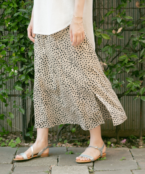 GLOBAL WORK（グローバルワーク）の「アソートガラセミフレアスカート/837953（スカート・レディース・オフホワイト/ホワイト/ブラック/その他・LARGE/MEDIUM）」の3枚目の写真