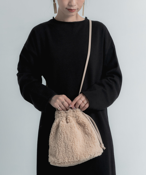 Libra Cue(リブラ キュー)の「Libra ボア巾着ポシェット(ショルダーバッグ・レディース・ブラック/アイボリー・FREE)」の1枚目の写真