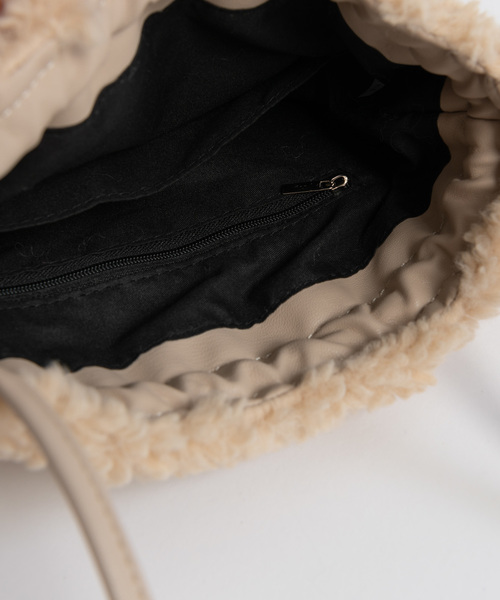 Libra Cue(リブラ キュー)の「Libra ボア巾着ポシェット(ショルダーバッグ・レディース・ブラック/アイボリー・FREE)」の6枚目の写真