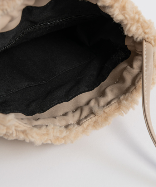 Libra Cue(リブラ キュー)の「Libra ボア巾着ポシェット(ショルダーバッグ・レディース・ブラック/アイボリー・FREE)」の8枚目の写真