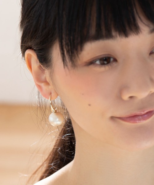 colleca la(コレカラ)の「大粒コットンパールフックピアス(ピアス(両耳用)・レディース・ゴールド・フリ-)」の4枚目の写真