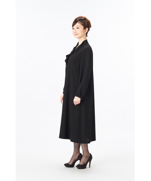 MONOIR(モノワール)の「濃染加工ゆったりサイズワンピース(ワンピース・レディース・ブラック・LL/3L/M/L)」の2枚目の写真