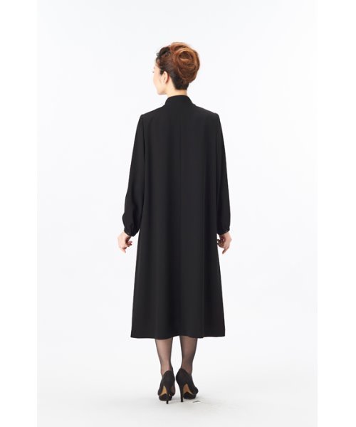 MONOIR(モノワール)の「濃染加工ゆったりサイズワンピース(ワンピース・レディース・ブラック・LL/3L/M/L)」の3枚目の写真