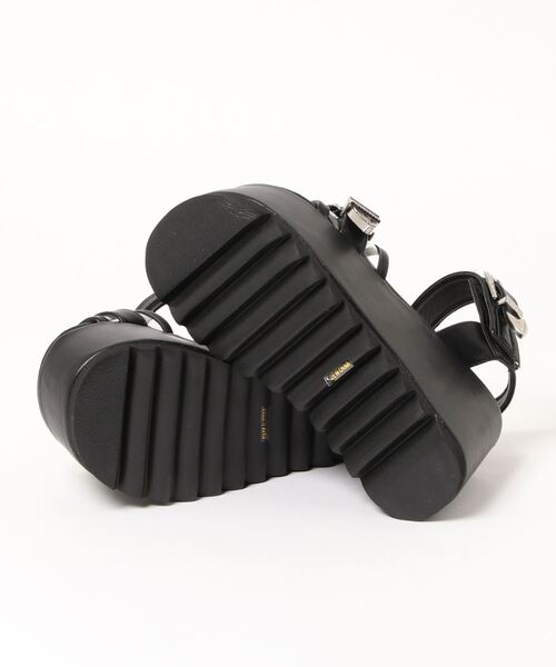 SPINNS（スピンズ）の「ウエスタンバックルベルト厚底サンダル（サンダル・レディース・ブラック/クリア・S/M/L）」の4枚目の写真