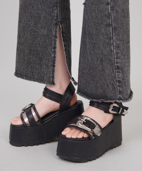 SPINNS（スピンズ）の「ウエスタンバックルベルト厚底サンダル（サンダル・レディース・ブラック/クリア・S/M/L）」の2枚目の写真