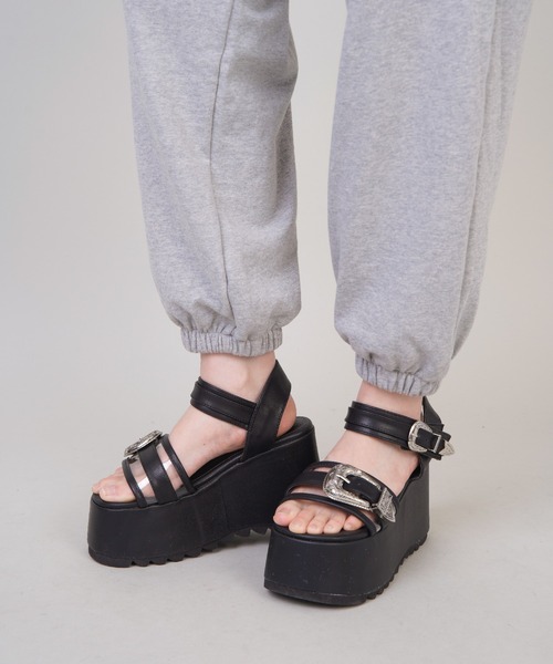 SPINNS（スピンズ）の「ウエスタンバックルベルト厚底サンダル（サンダル・レディース・ブラック/クリア・S/M/L）」の6枚目の写真