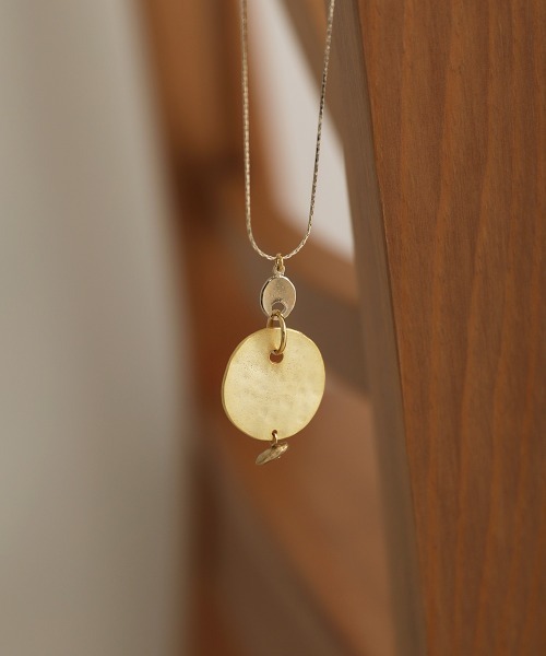 Bou Jeloud(ブージュルード)の「サークルロングネックレス(ネックレス・レディース・ゴールド・ONESIZE)」の2枚目の写真