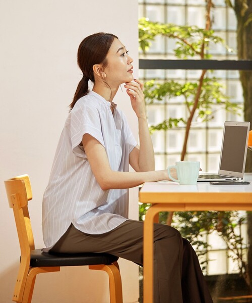J.PRESS Ladies(J.プレス レディス)の「【WEB限定・UVケア・接触冷感】シャツ×パンツ ツインセット(セットアップ・レディース・ブルー系1/ライトグレー系1/ピンク系1/ホワイト系・XS)」の2枚目の写真