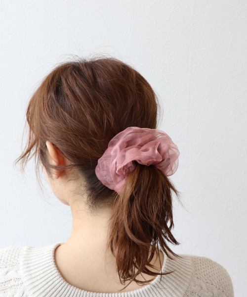 Three Four Time（ｽﾘｰﾌｫｰﾀｲﾑ）の「サテン×オーガンジーダブルシュシュ（シュシュ・レディース・ベージュ/ブラック/グリーン/ピンク・FREE）」の4枚目の写真