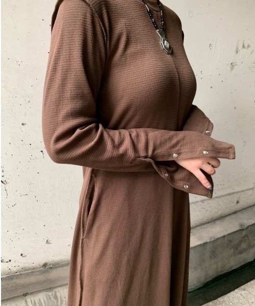 Kastane（カスタネ）の「サーマルフレア袖マキシワンピース（ワンピース・レディース・ブラウン/カーキ・FREE）」の7枚目の写真