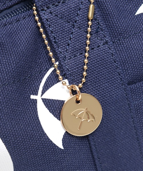 Arnold Palmer（アーノルドパーマー）の「アンブレラパターン キャンバス シェア トート（トートバッグ・レディース・ブラック/ホワイト/グレイッシュベージュ/ネイビー/ライトブルー/インディゴブルー・F）」の13枚目の写真