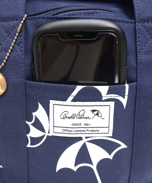 Arnold Palmer（アーノルドパーマー）の「アンブレラパターン キャンバス シェア トート（トートバッグ・レディース・ブラック/ホワイト/グレイッシュベージュ/ネイビー/ライトブルー/インディゴブルー・F）」の12枚目の写真