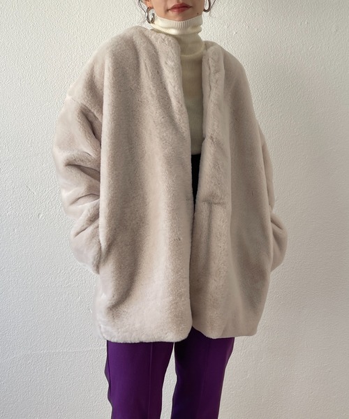 wee9s(ウィークス)の「middle length over size fur coat / ミドル丈オーバーサイズノーカラーポケット付きフェイクファーコート(ノーカラーコート・レディース・ブラウン/アイボリー・FREE)」の2枚目の写真