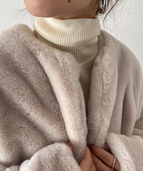 wee9s(ウィークス)の「middle length over size fur coat / ミドル丈オーバーサイズノーカラーポケット付きフェイクファーコート(ノーカラーコート・レディース・ブラウン/アイボリー・FREE)」の12枚目の写真