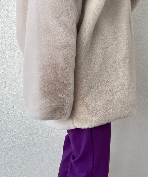 wee9s(ウィークス)の「middle length over size fur coat / ミドル丈オーバーサイズノーカラーポケット付きフェイクファーコート(ノーカラーコート・レディース・ブラウン/アイボリー・FREE)」の4枚目の写真