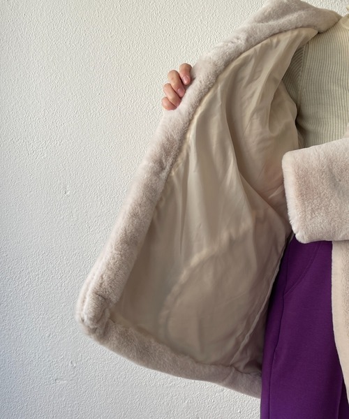 wee9s(ウィークス)の「middle length over size fur coat / ミドル丈オーバーサイズノーカラーポケット付きフェイクファーコート(ノーカラーコート・レディース・ブラウン/アイボリー・FREE)」の20枚目の写真