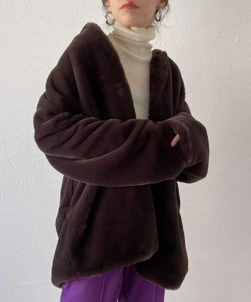 wee9s(ウィークス)の「middle length over size fur coat / ミドル丈オーバーサイズノーカラーポケット付きフェイクファーコート(ノーカラーコート・レディース・ブラウン/アイボリー・FREE)」の9枚目の写真