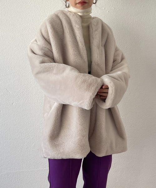 wee9s(ウィークス)の「middle length over size fur coat / ミドル丈オーバーサイズノーカラーポケット付きフェイクファーコート(ノーカラーコート・レディース・ブラウン/アイボリー・FREE)」の11枚目の写真