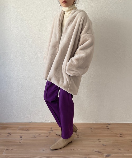 wee9s(ウィークス)の「middle length over size fur coat / ミドル丈オーバーサイズノーカラーポケット付きフェイクファーコート(ノーカラーコート・レディース・ブラウン/アイボリー・FREE)」の19枚目の写真