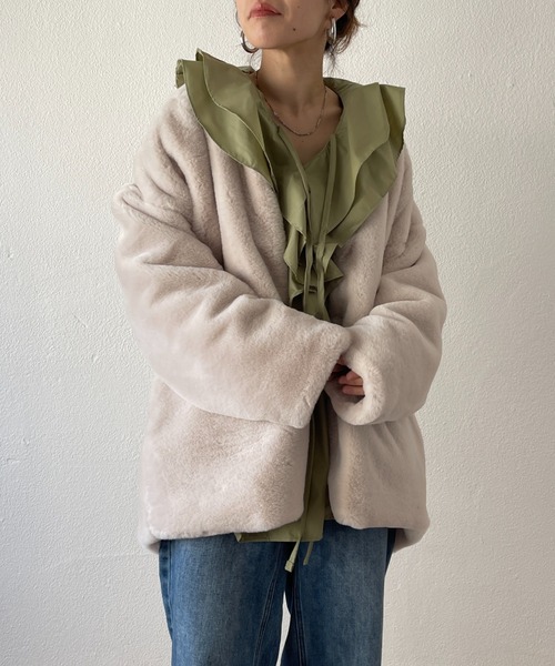 wee9s(ウィークス)の「middle length over size fur coat / ミドル丈オーバーサイズノーカラーポケット付きフェイクファーコート(ノーカラーコート・レディース・ブラウン/アイボリー・FREE)」の6枚目の写真
