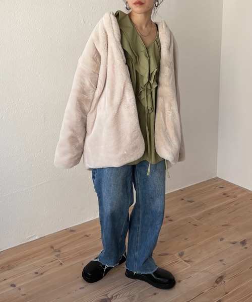 wee9s(ウィークス)の「middle length over size fur coat / ミドル丈オーバーサイズノーカラーポケット付きフェイクファーコート(ノーカラーコート・レディース・ブラウン/アイボリー・FREE)」の15枚目の写真