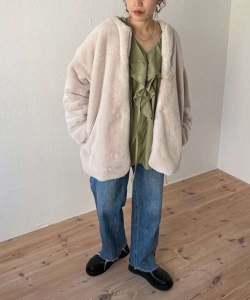 wee9s(ウィークス)の「middle length over size fur coat / ミドル丈オーバーサイズノーカラーポケット付きフェイクファーコート(ノーカラーコート・レディース・ブラウン/アイボリー・FREE)」の14枚目の写真