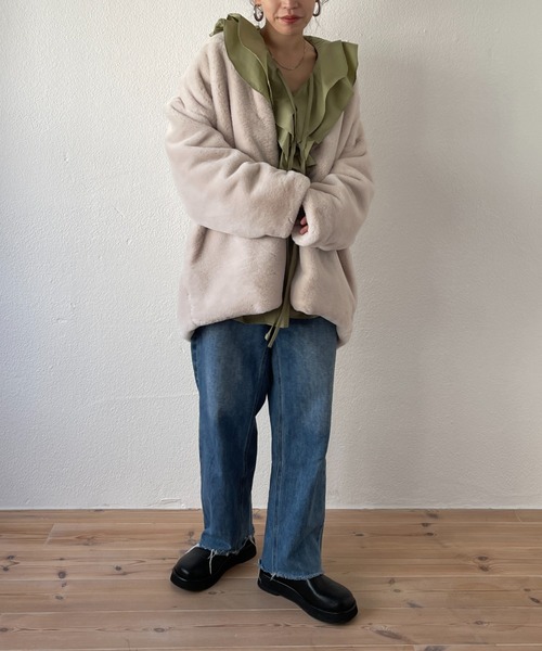 wee9s(ウィークス)の「middle length over size fur coat / ミドル丈オーバーサイズノーカラーポケット付きフェイクファーコート(ノーカラーコート・レディース・ブラウン/アイボリー・FREE)」の7枚目の写真