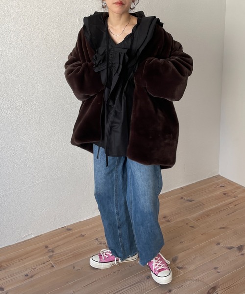 wee9s(ウィークス)の「middle length over size fur coat / ミドル丈オーバーサイズノーカラーポケット付きフェイクファーコート(ノーカラーコート・レディース・ブラウン/アイボリー・FREE)」の18枚目の写真