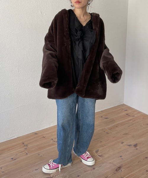wee9s(ウィークス)の「middle length over size fur coat / ミドル丈オーバーサイズノーカラーポケット付きフェイクファーコート(ノーカラーコート・レディース・ブラウン/アイボリー・FREE)」の10枚目の写真