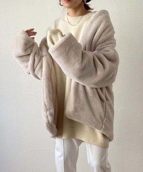 wee9s(ウィークス)の「middle length over size fur coat / ミドル丈オーバーサイズノーカラーポケット付きフェイクファーコート(ノーカラーコート・レディース・ブラウン/アイボリー・FREE)」の21枚目の写真