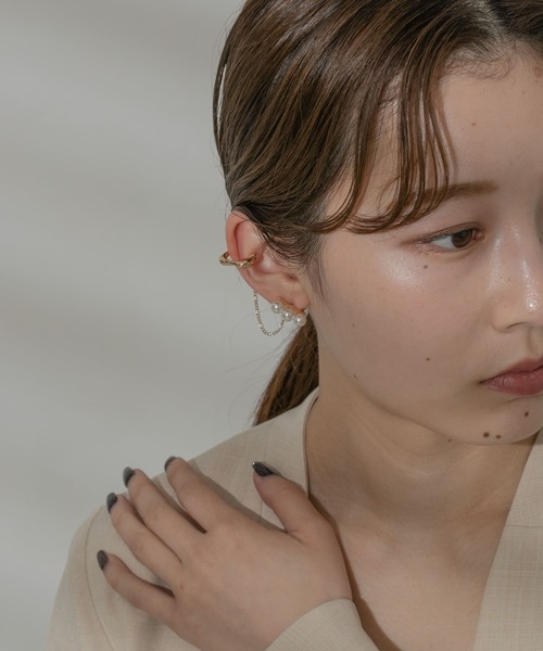 SMELLY(スメリー)の「パールバーチェーンイヤカフピアス(ピアス(両耳用)・レディース・ゴールド・-)」の2枚目の写真
