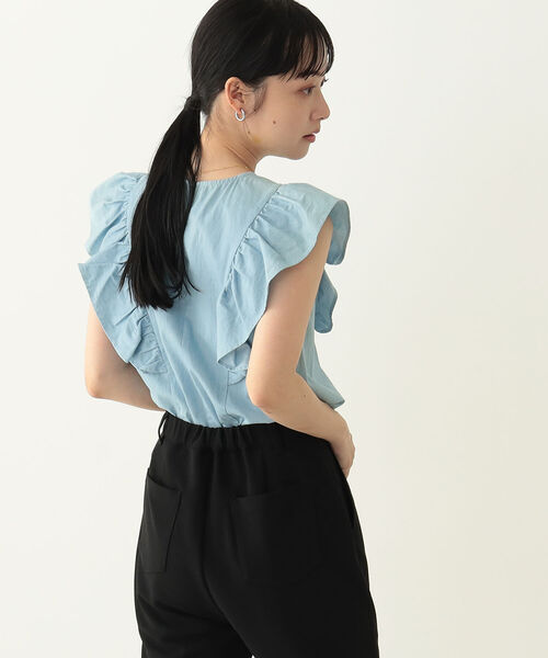 BeAMS DOT(ビームスドット)の「【WEB限定】BeAMS DOT / デニム フリルブラウス(シャツ/ブラウス・レディース・インディゴブルー/ライトブルー・FREE)」の2枚目の写真