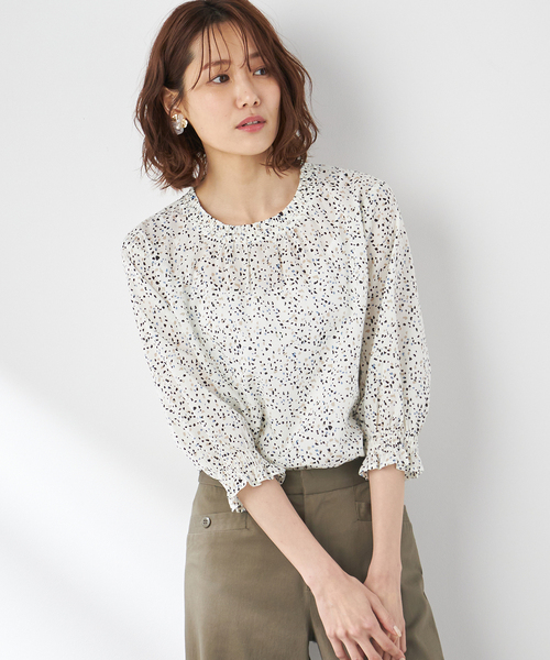 Petit Honfleur(プチオンフルール)の「小花柄プリントブラウス(シャツ/ブラウス・レディース・ベージュ/ネイビー/ブルー/アイボリー・11号/9号/13号)」の21枚目の写真