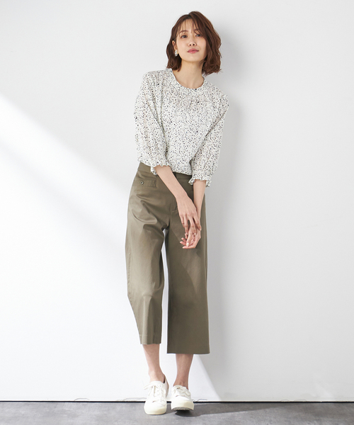 Petit Honfleur(プチオンフルール)の「小花柄プリントブラウス(シャツ/ブラウス・レディース・ベージュ/ネイビー/ブルー/アイボリー・11号/9号/13号)」の13枚目の写真