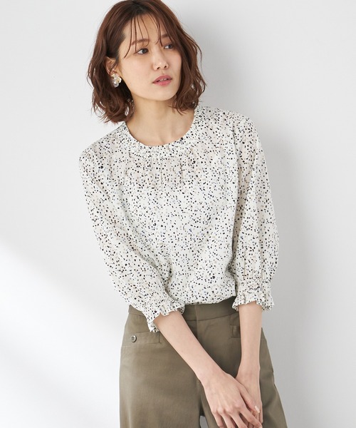 Petit Honfleur(プチオンフルール)の「小花柄プリントブラウス(シャツ/ブラウス・レディース・ベージュ/ネイビー/ブルー/アイボリー・11号/9号/13号)」の3枚目の写真