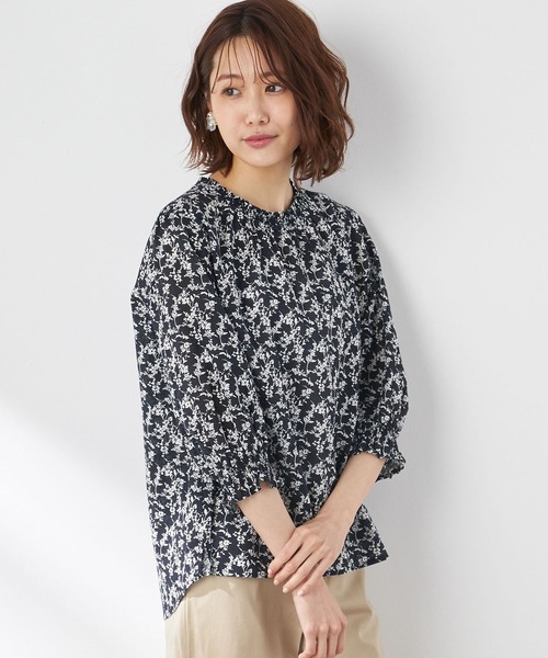 Petit Honfleur(プチオンフルール)の「小花柄プリントブラウス(シャツ/ブラウス・レディース・ベージュ/ネイビー/ブルー/アイボリー・11号/9号/13号)」の4枚目の写真