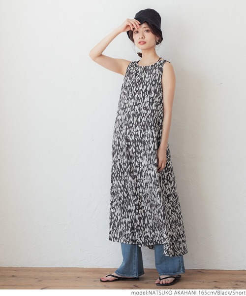 coca（coca）（コカ）の「ペインティングノースリーブワンピース（ワンピース・レディース・ブラック・SHORT/LONG）」の2枚目の写真