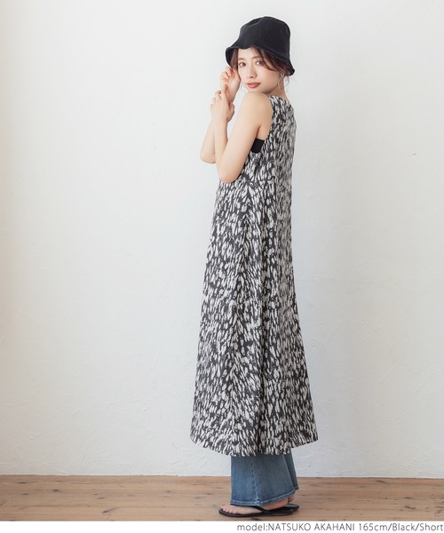 coca（coca）（コカ）の「ペインティングノースリーブワンピース（ワンピース・レディース・ブラック・SHORT/LONG）」の6枚目の写真