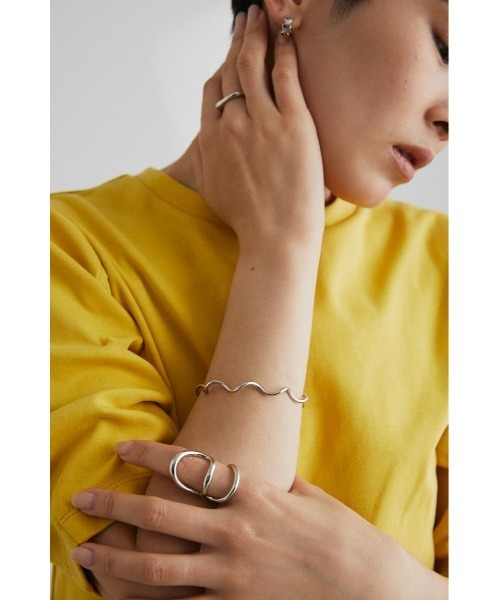 STYLEMIXER（スタイルミキサー）の「ウェーブバングル（バングル/リストバンド・レディース・ゴールド/シルバー・FREE）」の2枚目の写真