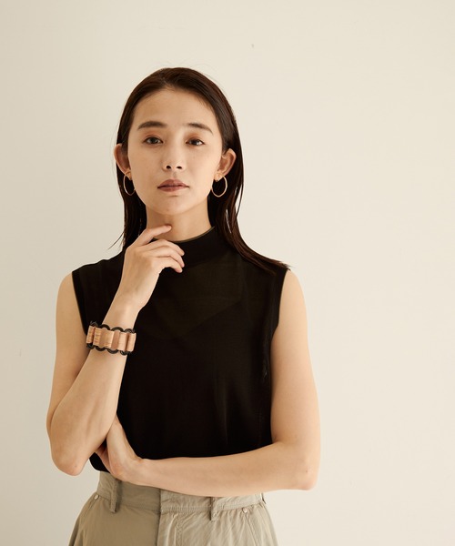 SALON adam et rope'（サロン アダム エ ロペ）の「【サステナブル】[アンサンブル着用可能]シアーノースリーブ2WAYプルオーバー（Tシャツ/カットソー・レディース・ブラック/カーキ/オレンジ・FREE）」の18枚目の写真