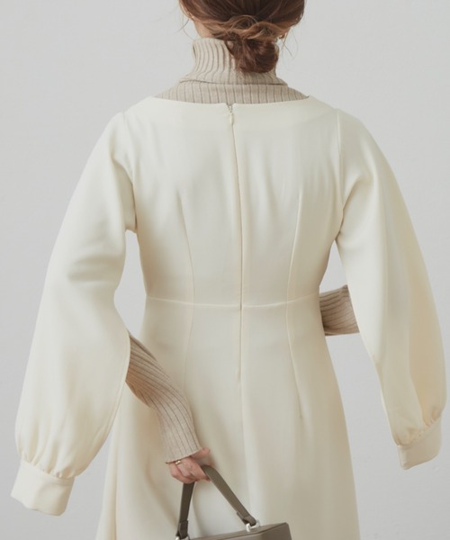 VANNIE U（ヴァニーユー）の「インスリットキャシャワンピース（ワンピース・レディース・ブラック/アイボリー・FREE）」の4枚目の写真