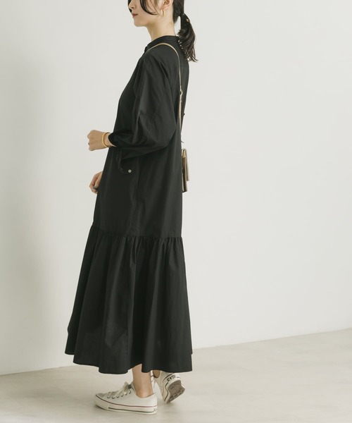 URBAN RESEARCH(アーバンリサーチ)の「ギャザーティアードワンピース(ワンピース・レディース・ブラック/グレー系その他・FREE)」の4枚目の写真