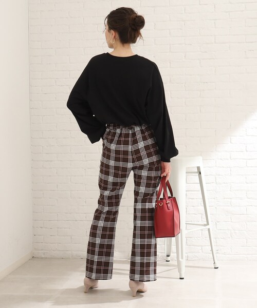 Cutie Blonde（キューティーブロンド）の「◆【セットアップ可能】後ろゴムなのに美脚魅せ。センタープレス セミフレアパンツ（その他パンツ・レディース・ブラック/ブラウン系2/ベージュ系1・01/02/03）」の10枚目の写真
