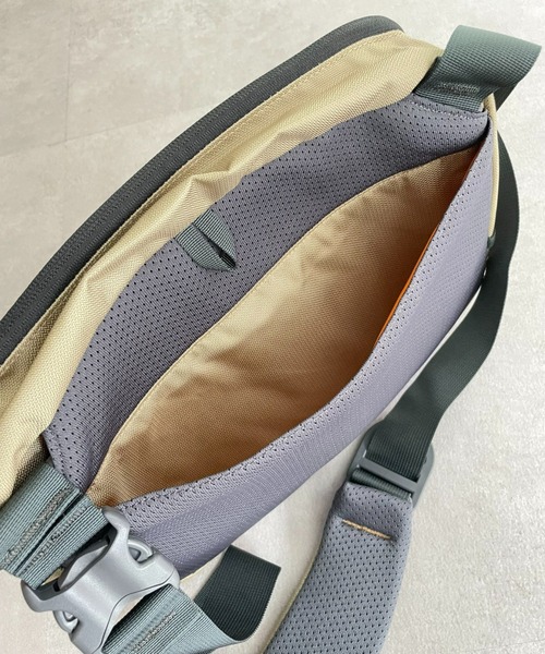 MYSTERY RANCH（ミステリーランチ）の「【MYSTERY RANCH/ミステリーランチ】DISTRICT 8（メッセンジャーバッグ・メンズ・ブラック/ベージュ/ブルー・FREE）」の15枚目の写真